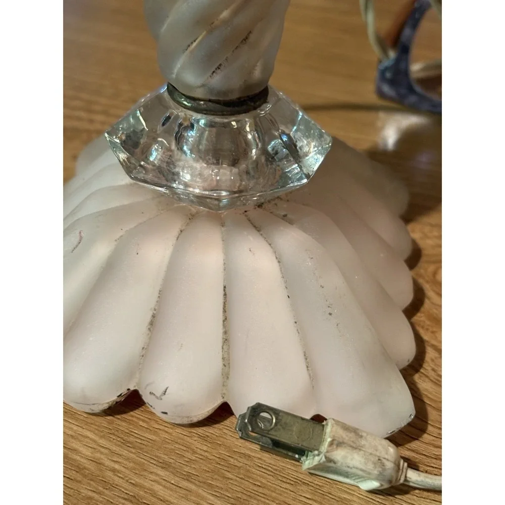 VTG Pink Satin Glass Leviton Company Boudoir Lamp 13